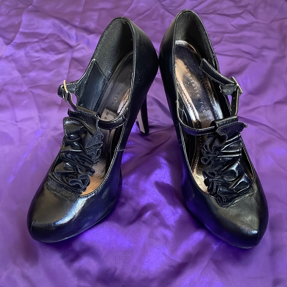 Closed toe ruffle heels